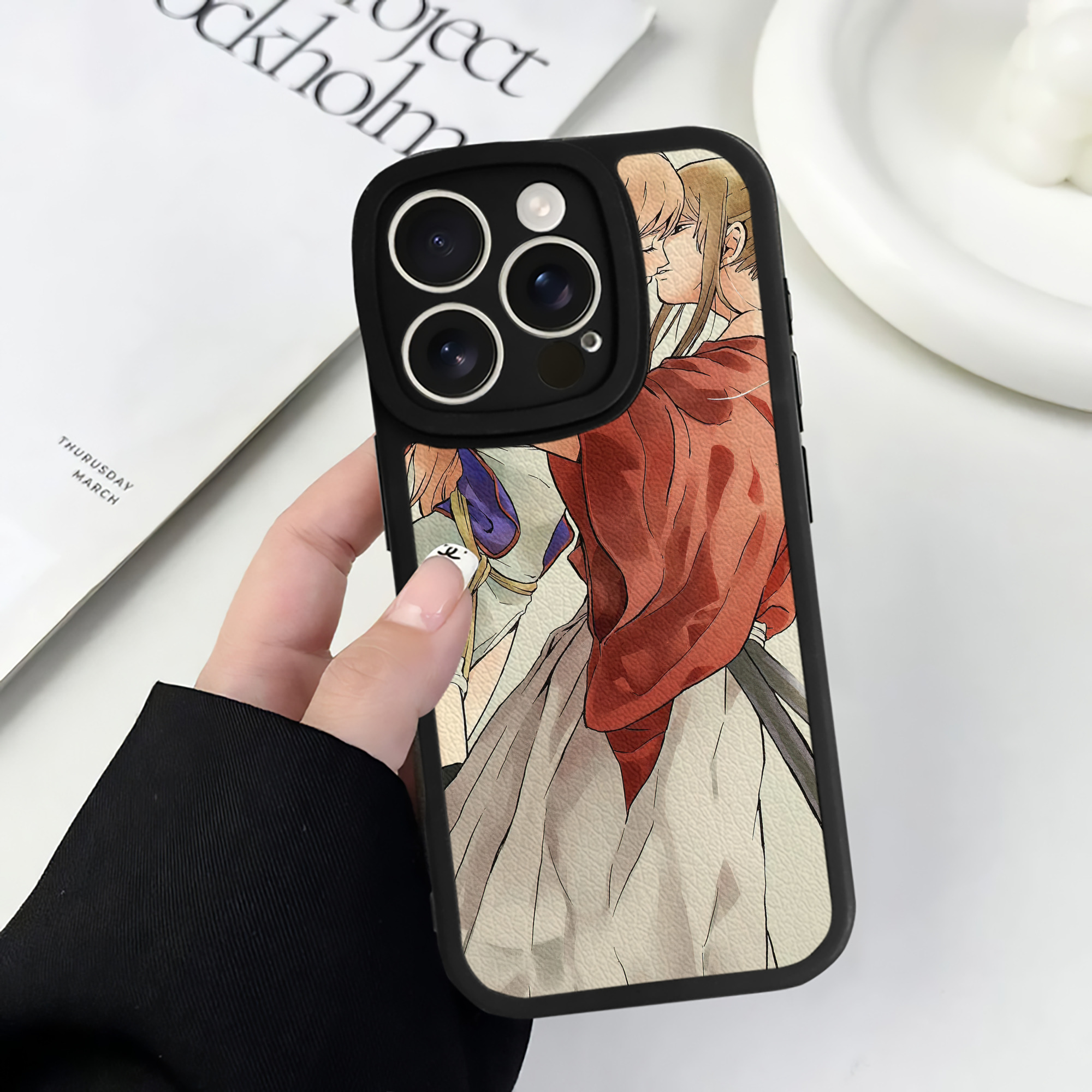 （画像用） ぎんたま 坂田銀時（さかたぎんとき） 神楽 志村新八（しむら しんぱち） GINTAMA Sakata Gintoki Kagura Shimura Shinpachi 【iPhone 16シリーズ対応】シリコンスマホケース（レザー調） 材質：シリコン